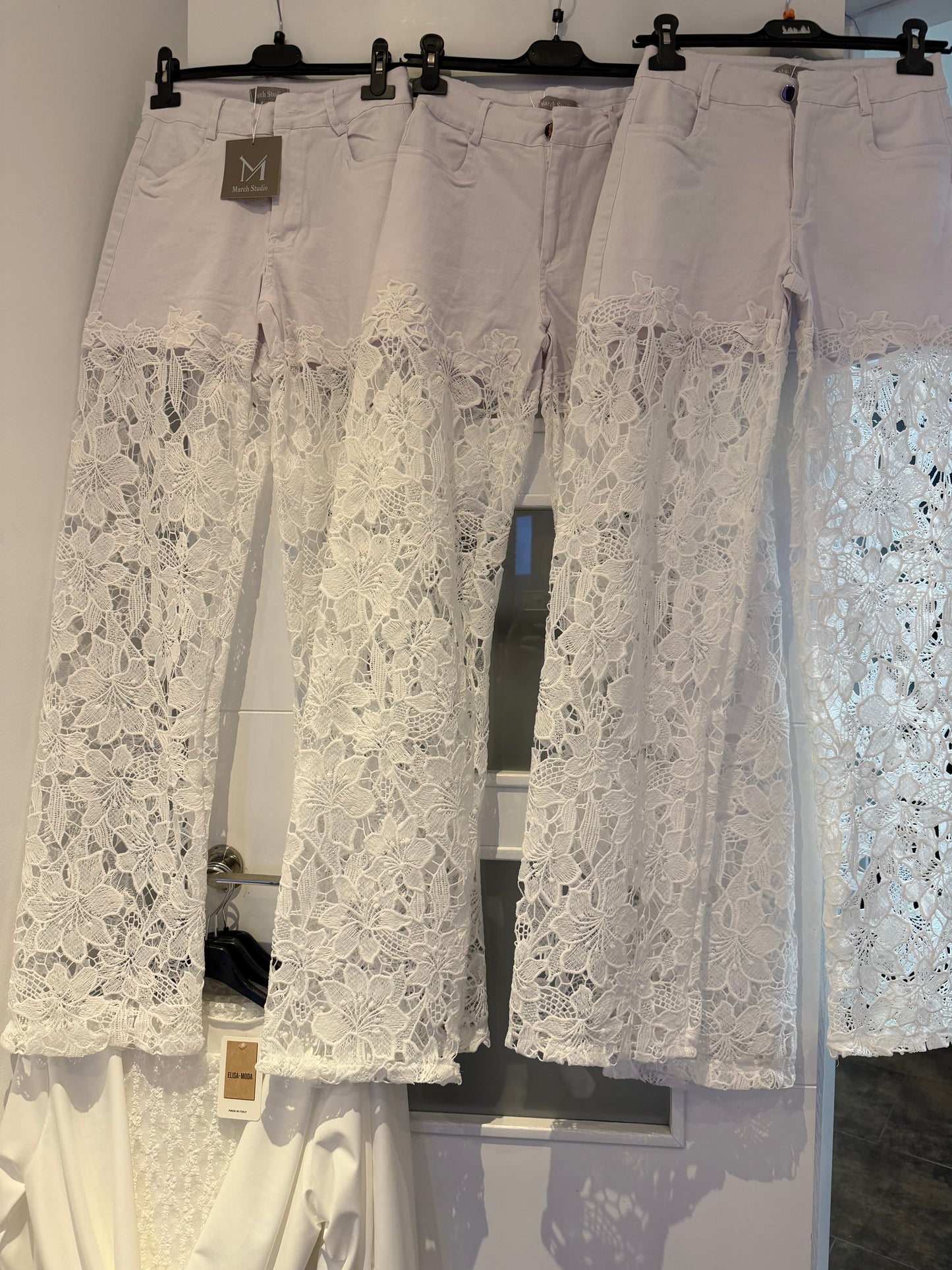 Pantalón  jeans bordado blanco