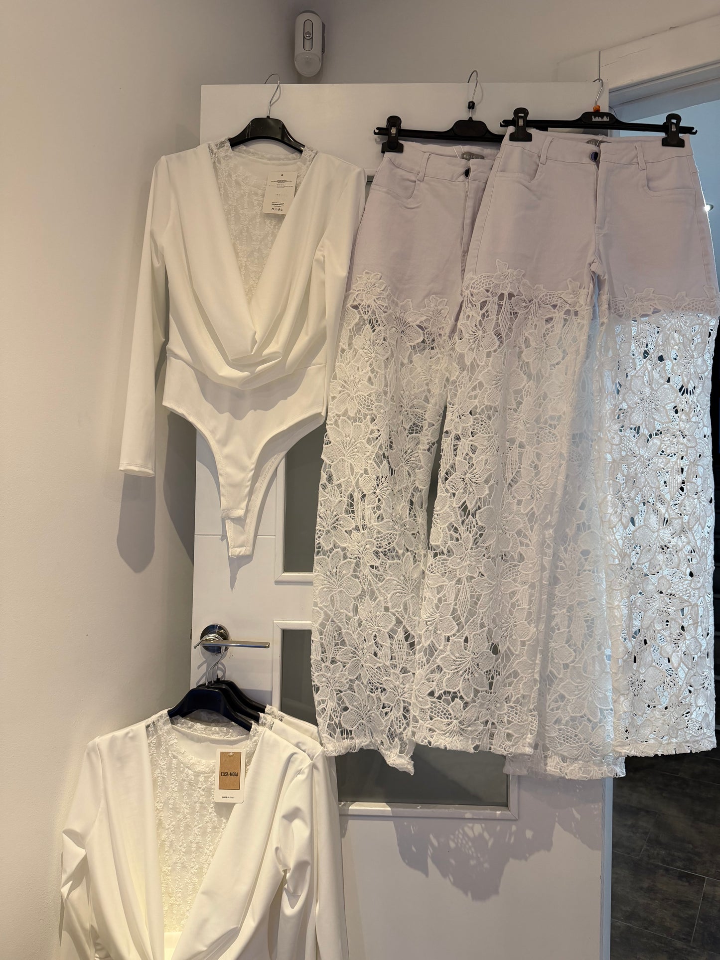 Pantalón  jeans bordado blanco