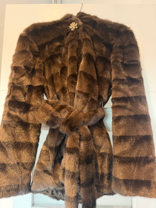 Abrigo broche pelo suave